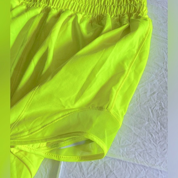 Lululemon Hotty Hot Low-Rise Lined Short 4” Highlight Yellow, Size 6 - Picture 5 of 5